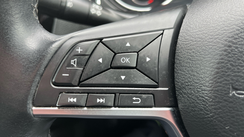 Nissan Qashqai 1.3 DiG-T N-Connecta 5dr [Glass Roof Pack] Petrol Hatchback